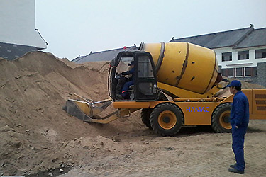 Hamac self-loading mobile concrete mixer