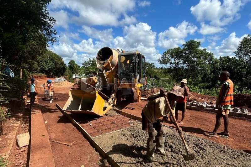 Autohormigonera HMC400 en una Obra Vial de Madagascar